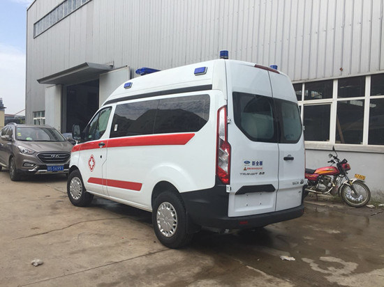 國(guó)六福特全順短軸中頂柴油版救護(hù)車(chē)