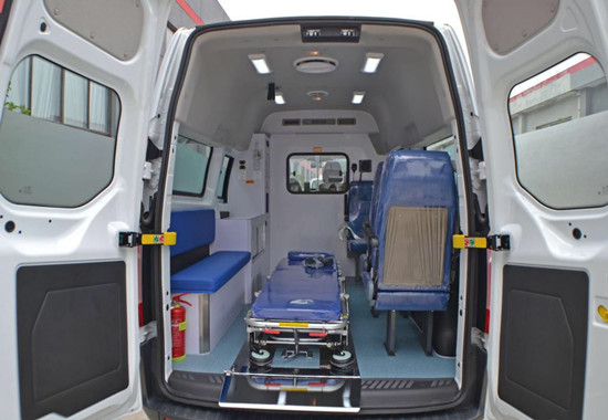 國(guó)六福特全順短軸中頂柴油版救護(hù)車(chē)